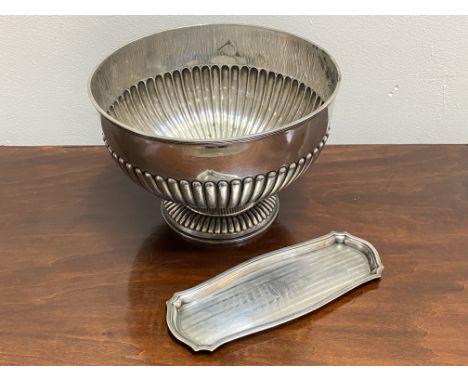 An Edwardian silver centre bowl, George David Rattray, Sheffield 1907, with reeded band, on a domed circular foot. 16cm by 23