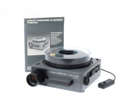 A Kodak S-AV 2050 Slide Projector, grey hammered finish, VG, powers up, illuminates, with remote control, instructions, carou