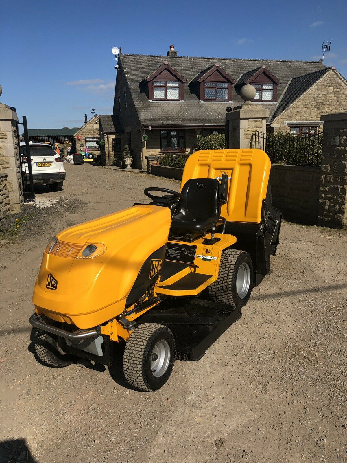 Jcb D20-50 Diesel Ride On Lawn Mower. Runs and works well cuts and ...