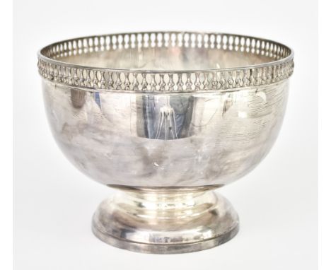 An Edward VII Silver Circular Bowl, by the Goldsmiths &amp; Silversmiths Co. Ltd, London 1904, with pierced balustrade rim, p