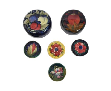 A collection of vintage 20th century Moorcroft pottery ceramic pot lids. The lot to include patterns such as Grapefruit, Anem