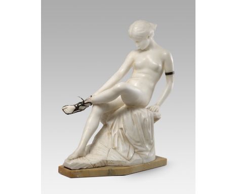 Skulptur - - Ernst Seger.  (1868 Neurode - 1939 Berlin). Sandalenbinderin. Um 1900. Alabaster mit Applikationen aus Bronze. H