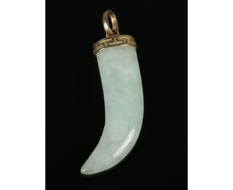 A 9ct gold Chinese jade tooth pendant, length 4cm, with "9k 375" hallmarks.