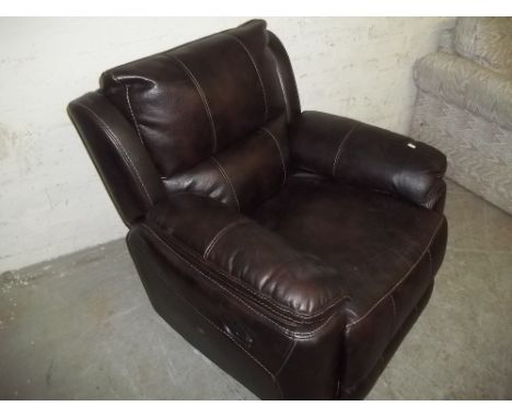 A MODERN MANUAL RECLINER CHAIR IN FAUX LEATHER