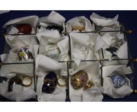 A COLLECTION OF CERAMIC DECORATIVE EGGS