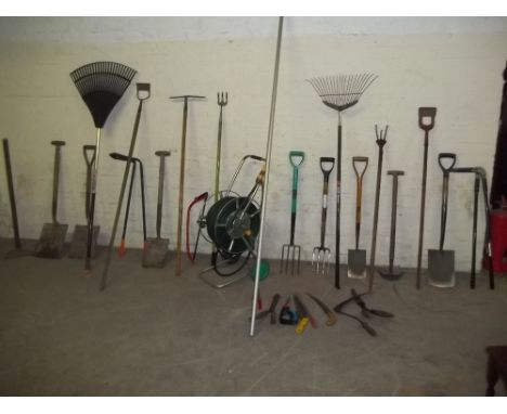 A LARGE SELECTION OF GARDEN TOOLS TO INCLUDE HOSEPIPE