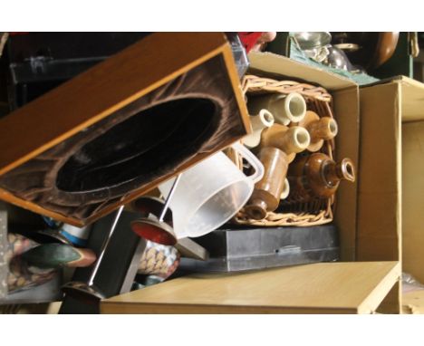 A TRAY OF ASSORTED SUNDRIES TO INCLUDE CERAMIC BOTTLES ETC  (TRAY/S NOT INCLUDED)