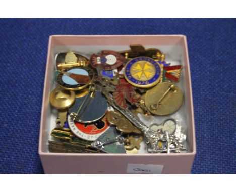 VINTAGE ENAMEL BADGES TO INCLUDE ADVERTISING TYPES