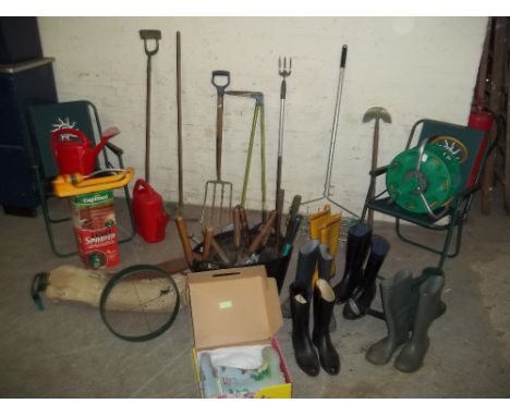 A LARGE SELECTION OF GARDEN TOOLS TO INCLUDE A HOSEPIPE