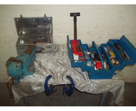 A COLLECTION OF TOOLS TO INCLUDE AN ENGINEERS VICE