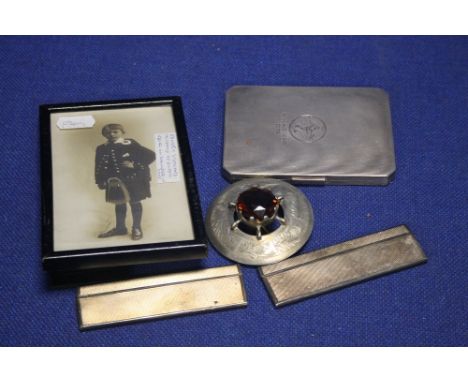 A TRAY OF CURIOS CONTAINING HALLMARKED SILVER CIGARETTE CASE, 2 VINTAGE COMBS, BROOCH AND A SMALL FRAMED VINLAGE PHOTOGRAPH