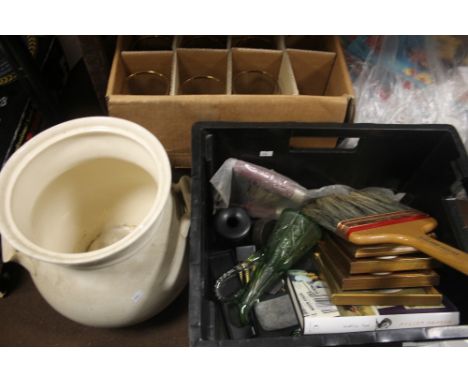 A TRAY OF ASSORTED SUNDRIES TOGETHER WITH A CERAMIC PLANTER ETC  (TRAY/S NOT INCLUDED)
