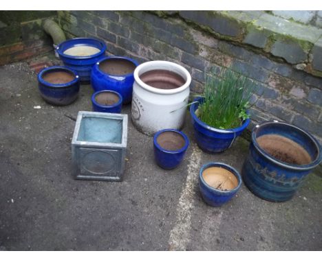 A SELECTION OF CERAMIC PLANT POTS