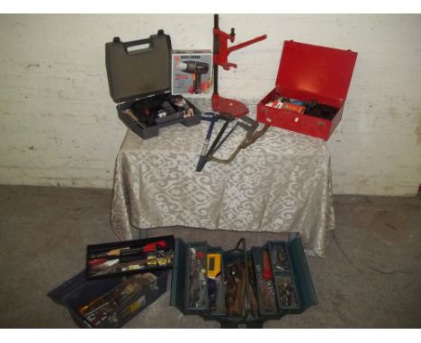 A SELECTION OF GARDEN TOOLS TO INCLUDE POWER TOOLS