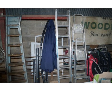 An aluminium extending ladder