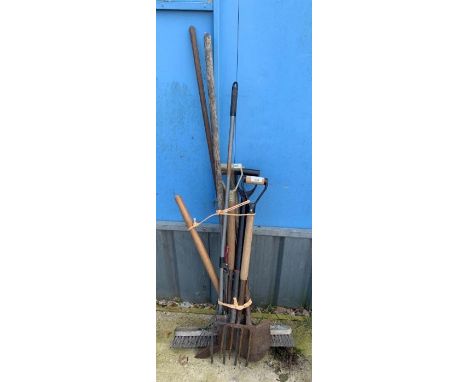 A bundle of 8 garden tools