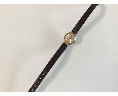 A 9ct gold lady's Sekonda wristwatch with manual movement, on brown leather strap (8.79g)