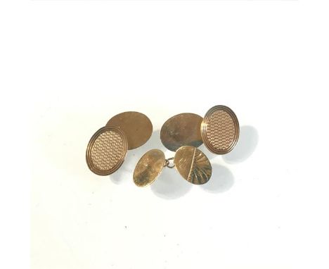 A pair of 9ct gold oval engine turned decorated sleevelinks and a 9ct gold oval single sleevelink (7.45g)