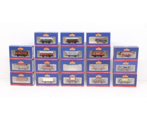 Bachmann: A collection of eighteen assorted boxed Bachmann, OO Gauge rolling stock. General wear expected with age. Used cond
