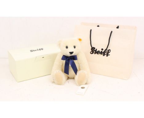 Steiff: A boxed Steiff 1909 Classic Teddybear Replica, EAN 000607. Yellow tag. In original Steiff box with Steiff bag. Genera