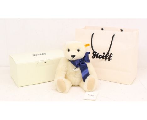 Steiff: A boxed Steiff 1909 Classic Teddybear Replica, EAN 000607. Yellow tag. In original Steiff box with Steiff bag. Genera