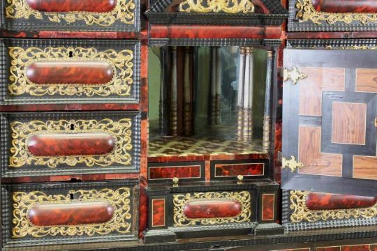 Ein Kabinettschrank Mit Elfenbeinkruzifix Im Rheinischen