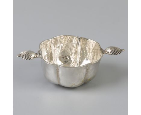 18th century model, with lobed rim and shell-shaped handles (1 restored and soldered). Netherlands, 18th century, hallmarks: 
