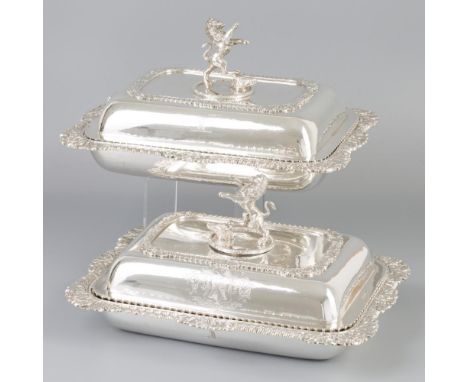 Beautifully executed with lobed motif and palm leaf border. It can be used double-sided and has removable handles with a styl
