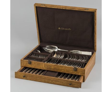 Consisting of 8 Christofle dinner forks, 12 Christofle dinner knives and an original Christofle cassette. Comprising almost i