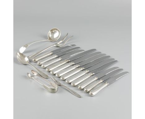 In various versions, consisting of 6 dinner knives, 6 breakfast knives, gravy spoon (Christofle), meat fork, sugar tongs, mea