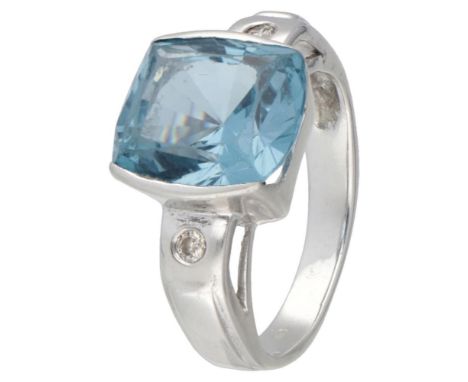 Hallmarks: 585. Set with 2 brilliant cut diamonds of approx. 0.06 ct. in total. Light wear damage to spinel. Ring size: 16 mm
