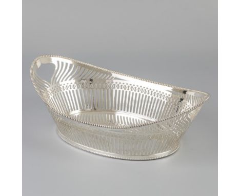 Boat-shaped model with openwork sides and soldered pearl rim. The Netherlands, Voorschoten, Zilverfabriek Voorschoten, 1927, 