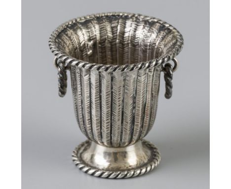 With many details. The Netherlands, 19th century, hallmarks: sword - light signs of wear. 15 grams, 835/1000. Dim. H 3.5cm, d