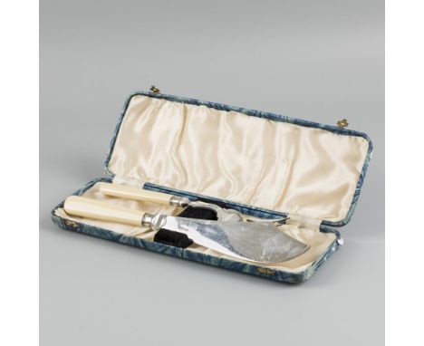 Sleek design with engraved decorations and original case. Scoop parts silver-plated and handle part silver. United Kingdom, B