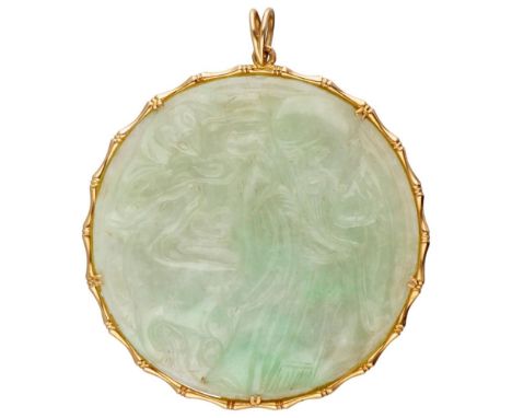 Hallmarks: 585 in oak leaf, import mark. With a carved jade of approx. 35.00 ct. (Ø approx. 49 mm). LxW: 6.2 x 5.2 cm. Weight