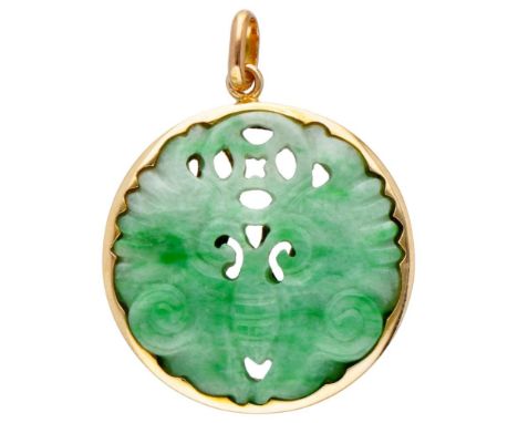 Hallmarks: 585. With a cut jade (Ø approx. 23.5 mm). LxW: 3.3 x 2.5 cm. Weight: 6.84 gram.