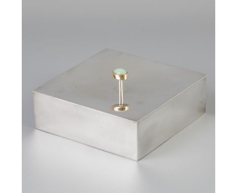 Square stylized model with chrysoprase button decoration and gilded interior. The Netherlands, Amsterdam / Heemstede, J.G.E. 