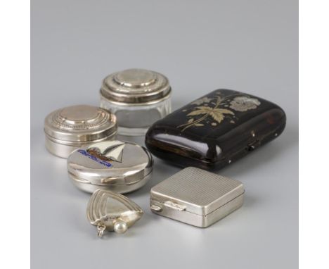Various versions, including 1 made of tortoiseshell set with gold and mother-of-pearl. Germany / Italy, various origins, vari
