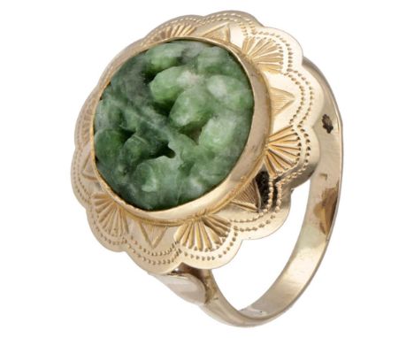 Hallmarks: 585 in oak leaf. With a carved jade (Ø approx. 11.7 mm). Ring size: 16.75 mm / 53 mm. Weight: 3.98 gram.