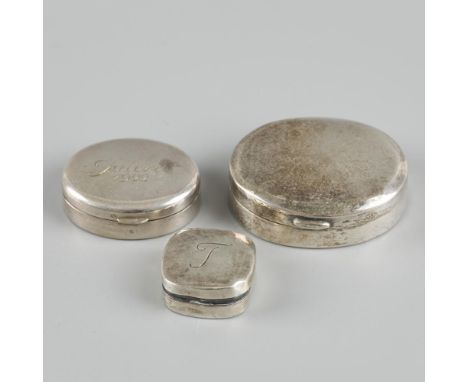 Various models, two of which have initials (Julen 1922 / T). Sweden / Indonesia / ?, 20th century, hallmarks: Various hallmar