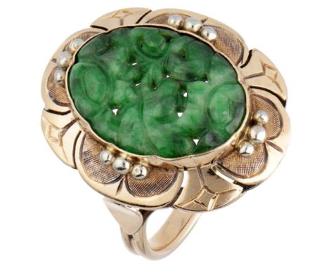 Hallmarks: 585 in oak leaf. With a carved nephrite jade (approx. 18 x 13 mm). Ring size: 18.25 mm / 57 mm. Weight: 6.62 gram.