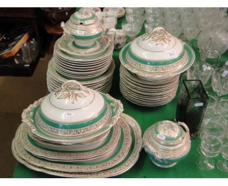 Extensive Graingers Worcester Victorian dinner service including 2 vegetable tureens and 2 sauce tureens, and a set of gradua