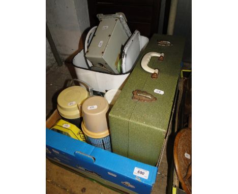 Bread bin, picnic case, etc.