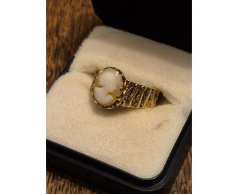9ct gold ladies cameo ring with organic formed shank and shoulders 3.72g, size M.