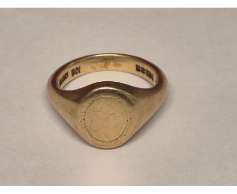9ct gold gentleman's heavy signet ring 10.1g.