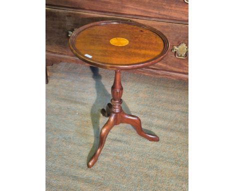 Modern mahogany wine table with inlaid shelf motif, 50cm tall.