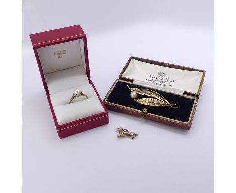 A 9ct yellow gold double leaf Brooch, set single cultured pearl, 5.5cm long, together with a 9ct gold mounted cultured pearl 