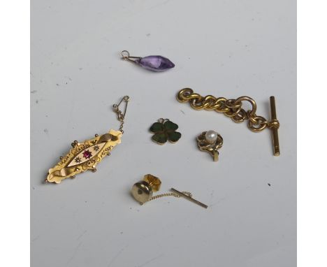 An Edwardian 9ct yellow gold Brooch, set central ruby and two diamond points, box and glass reverse and metal pin, 4.5cm wide