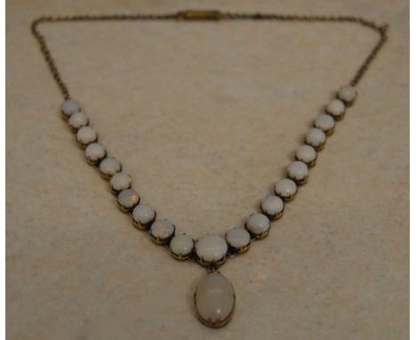 A yellow metal graduated opal drop necklace 
