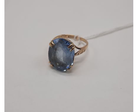 9 CT. GOLD BLUE TOPAZ RING - SIZE K / L 4.8 GRAMS APPROX TOTAL 